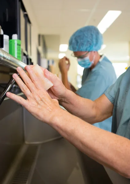 Chirurghi che strofinano le mani con i colleghi — Foto Stock