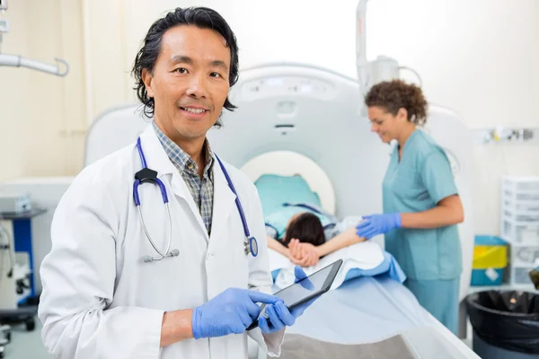 Radiologo utilizzando tavoletta digitale durante la scansione CT — Foto Stock