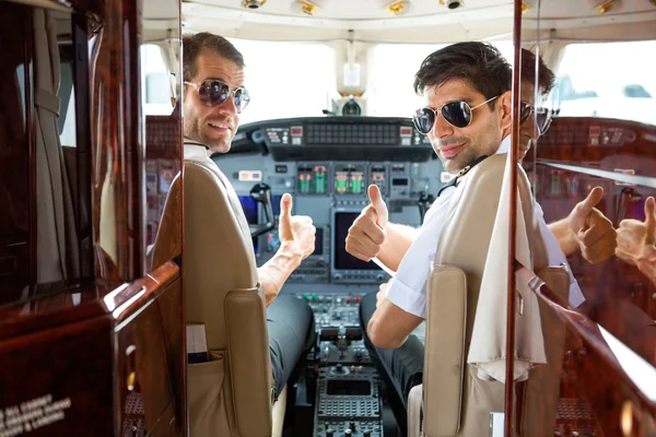 Pilots Gesturing Thumbs Up In Cockpit — Stock Photo, Image