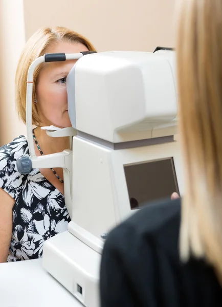 Optometrista usando o Tonometer para medir a pressão ocular dos pacientes — Fotografia de Stock