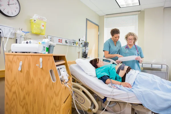 Nurses Looking at Cardiotocograph Report — Stock Photo, Image