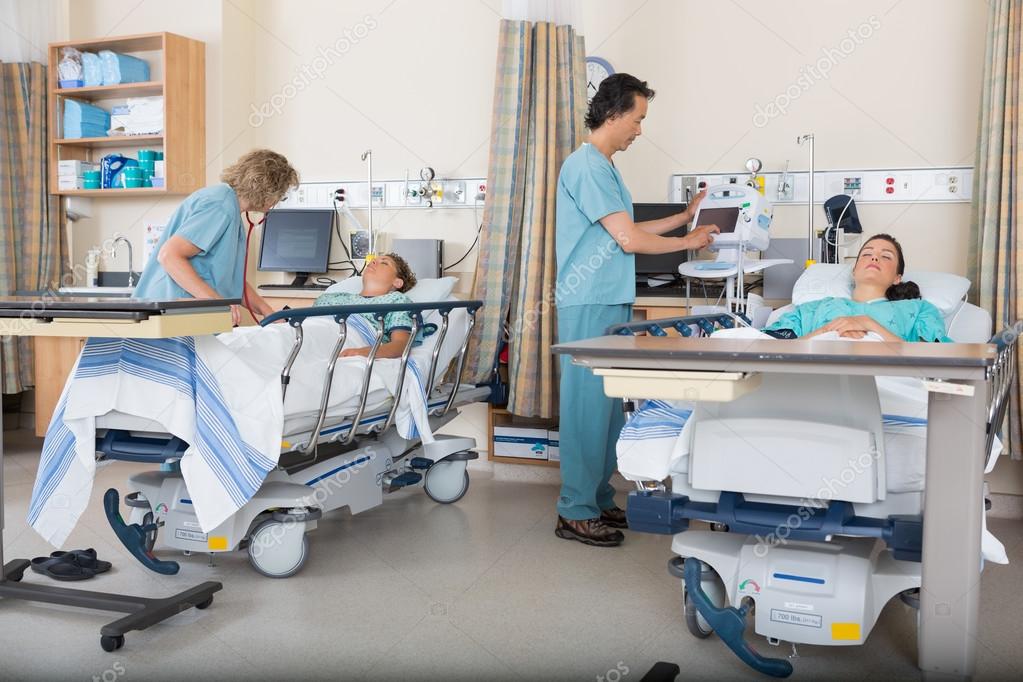 Zwei Krankenschwestern kümmern sich um den Patienten Zwei Krankenschwestern kümmern sich um den Patienten