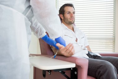 hasta kemoterapi odasında intravenöz tedavi