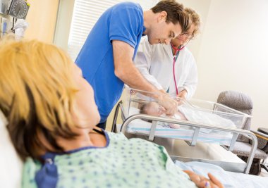 Olgun doktor ise, çift yeni doğmuş babygirl incelenmesi
