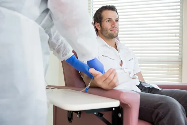 Paciente que recibe tratamiento intravenoso en la sala de quimioterapia — Foto de Stock