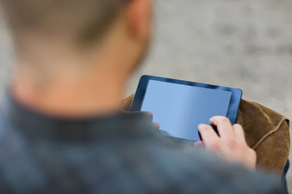 Estudante universitário tocando Digital Tablet — Fotografia de Stock