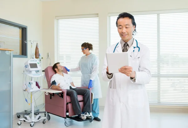 Doctor Using Digital Tablet In Chemo Room — Stock Photo, Image