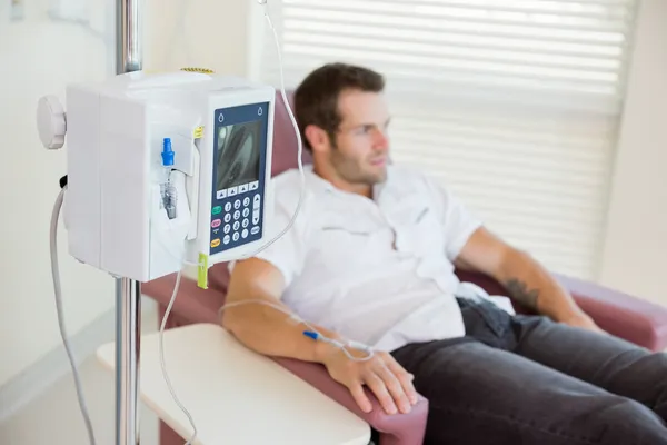 IV Drip Attached To Patient's Hand During Chemotherapy — Stock Photo, Image