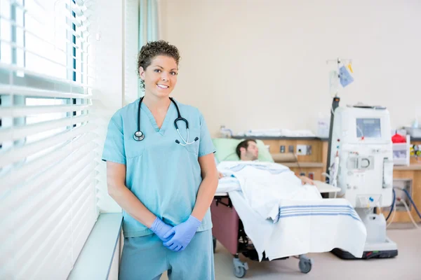 Enfermeira com paciente recebendo diálise renal no hospital — Fotografia de Stock