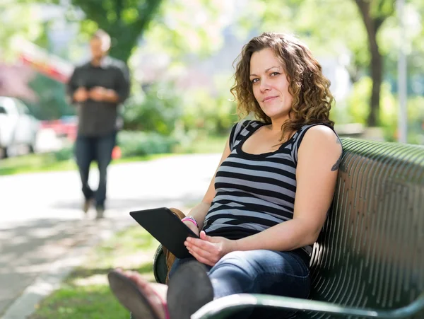 Student avkopplande på bänk på universitetsområdet — Stockfoto