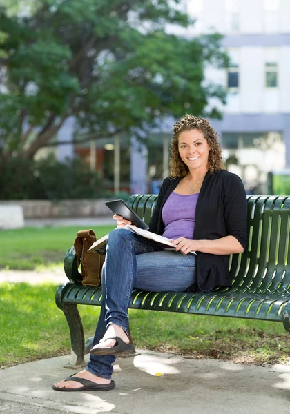 Étudiant confiant étudiant sur le banc sur le campus — Photo