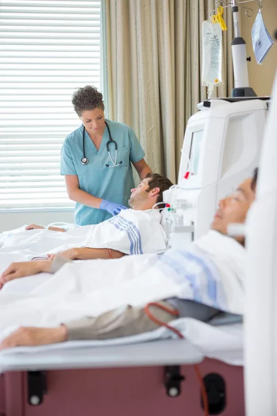 Nurse Looking At Patient Undergoing Renal Dialysis — Stock Photo, Image