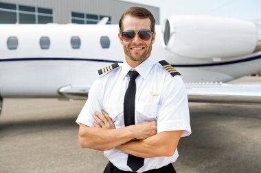 özel jet önünde kendine güvenen pilot