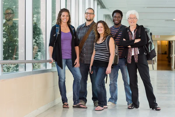 Portret van professor met grad studenten — Stockfoto