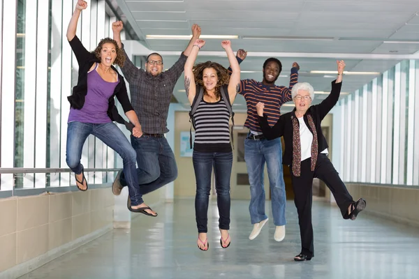 Étudiants universitaires multiethniques excités Saut — Photo