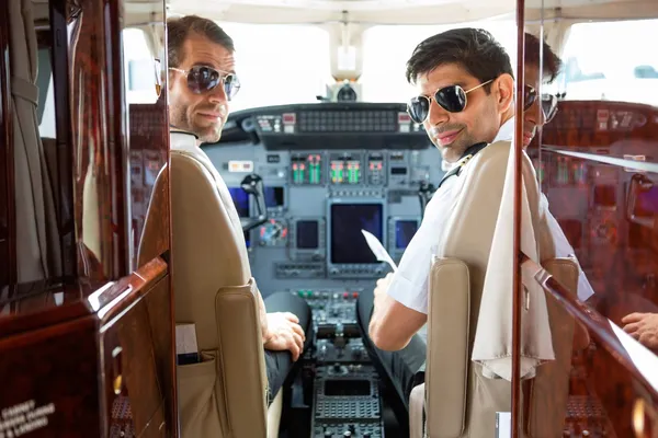 Kendine güvenen pilotlar uçağın kokpit içinde — Stok fotoğraf