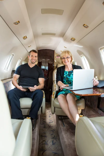 Mensen uit het bedrijfsleven vertrouwen in corporate jet — Stockfoto