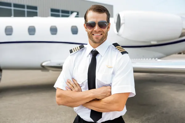 Selbstbewusster Pilot vor Privatjet — Stockfoto