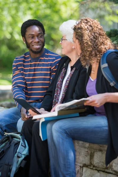 Hochschulprofessor hilft Studenten — Stockfoto