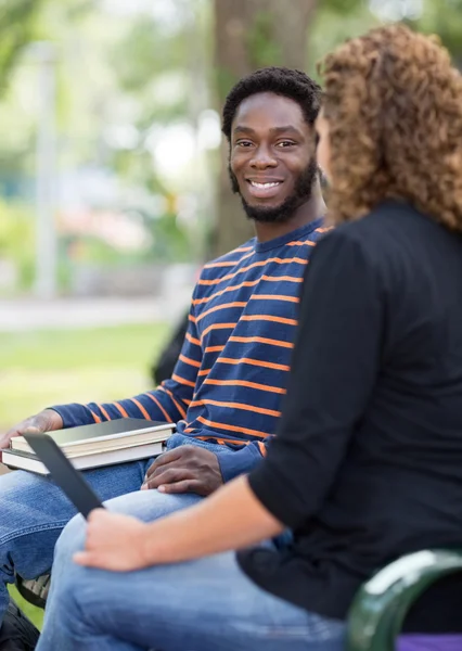 Studenten zittend op university op de campus — Stockfoto