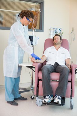 Hemşire enjekte ederek kanser hastası h intravenöz tedavi sırasında