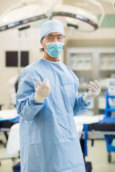 Γιατρός στην χειρουργική ρόμπα σε λειτουργία δωμάτιο — Φωτογραφία Αρχείου