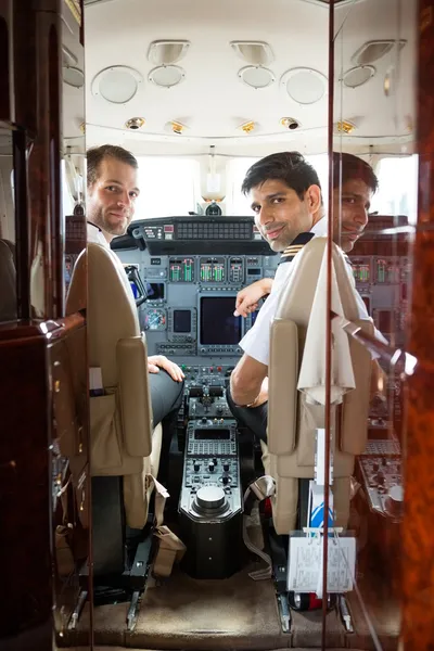 驾驶员和副驾驶员在公务飞机座舱 — 图库照片