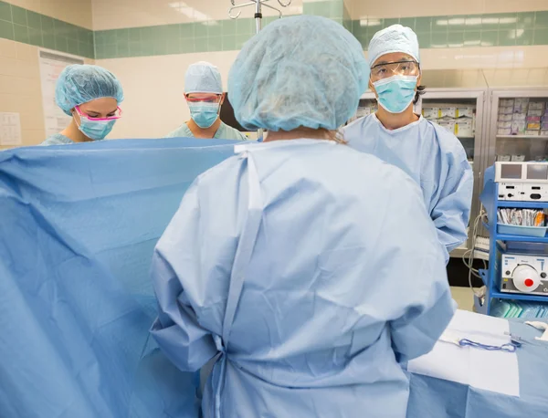 Arzt mit Team operierender Patient — Stockfoto