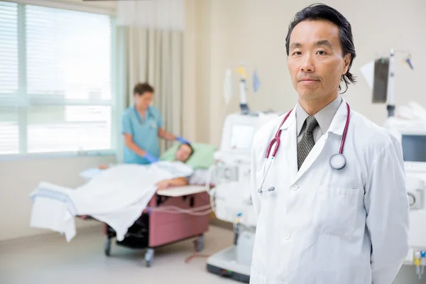 Arzt auf Nierenstation im Krankenhaus — Stockfoto