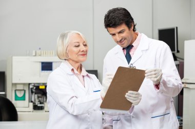 bilim adamları, laboratuvar panosuna yazma