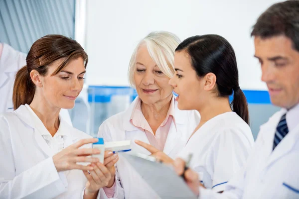 Ricercatori che analizzano la medicina — Foto Stock