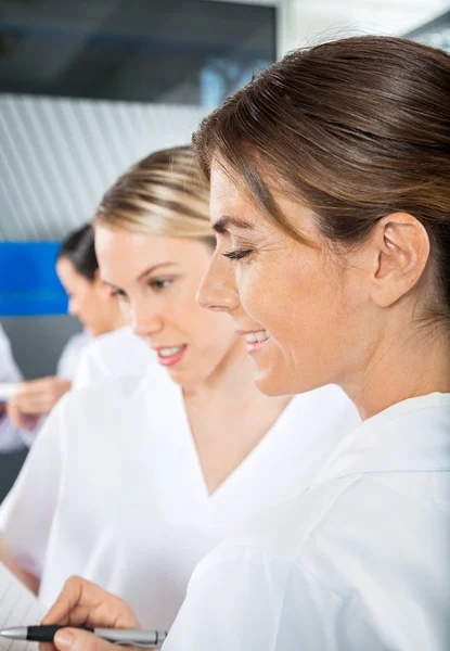 Technici bespreken in laboratorium — Stockfoto