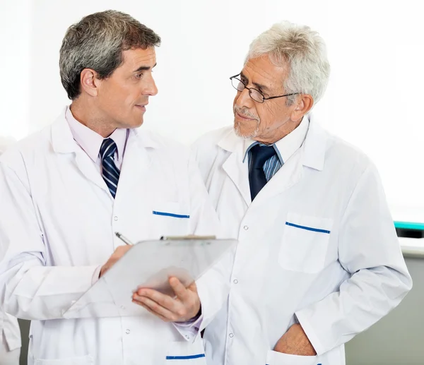 Male Researchers Discussing — Stock Photo, Image
