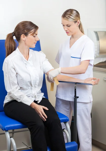 Krankenschwester bereitet Geschäftsfrau auf Bluttest vor — Stockfoto