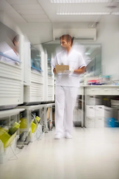 Technicus lopen in de opslag kamer — Stockfoto