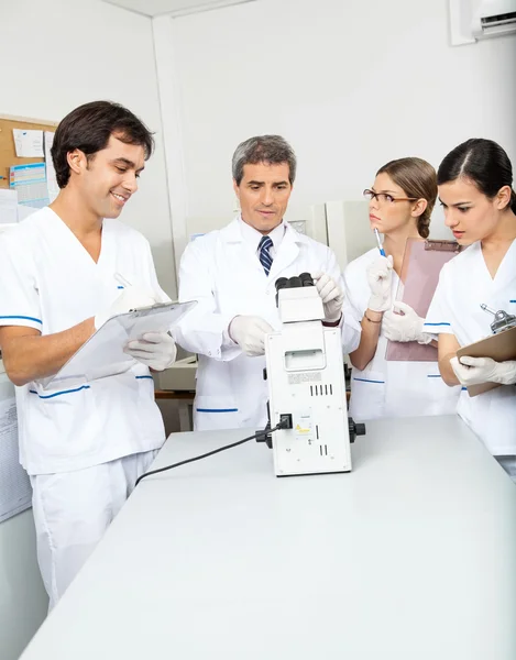 Científicos trabajando en laboratorio médico — Foto de Stock