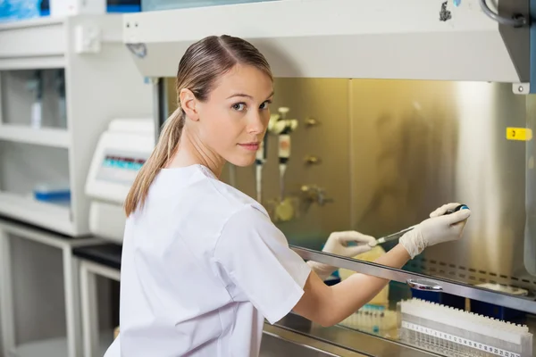 Selbstbewusster Forscher experimentiert im Labor — Stockfoto