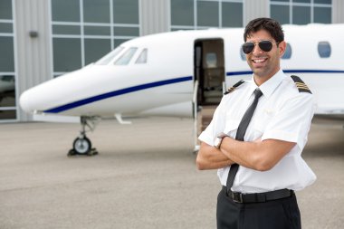 önünde özel jet pilot ayakta gülümseyen