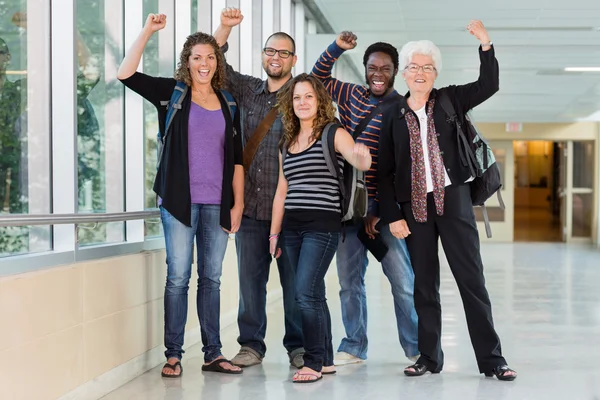 Étudiants universitaires applaudissant avec le professeur — Photo