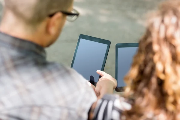 Univerzitní studenti pomocí digitálních tablety — Stock fotografie