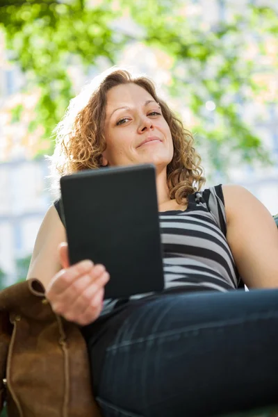 Porträtt av universitetsstudent håller digital tablet — Stockfoto