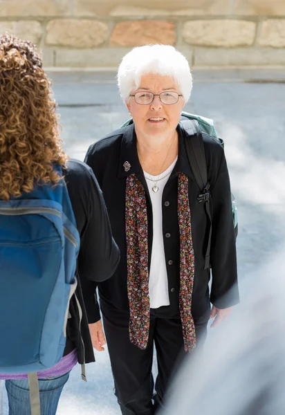 Hochschulprofessor im Freien — Stockfoto