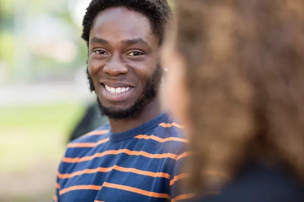 Gelukkig student op de campus van de Universiteit — Stockfoto