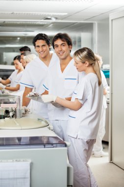 araştırmacılar laboratuvar meslektaşları ile