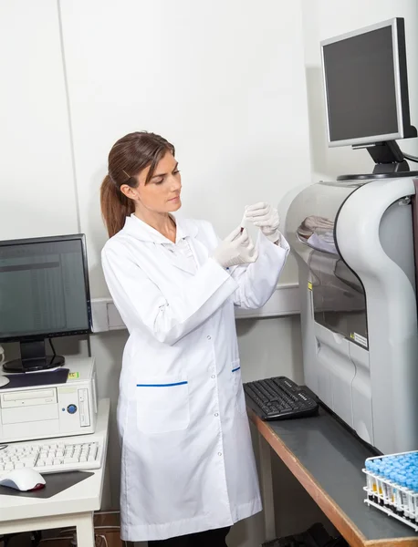 Scienziato che analizza il campione di sangue per l'analisi della coagulazione — Foto Stock