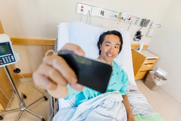 Pacientul face autoportret prin intermediul telefonului mobil în spital — Fotografie, imagine de stoc