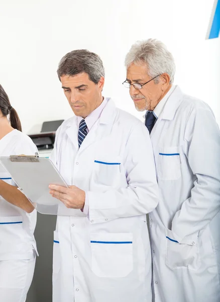 Researchers Reading Clipboard — Stock Photo, Image