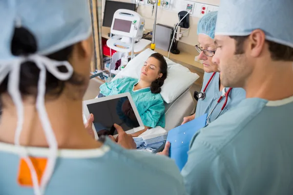 Asistente medicale și pacient în unitatea post-operatorie din spital — Fotografie, imagine de stoc