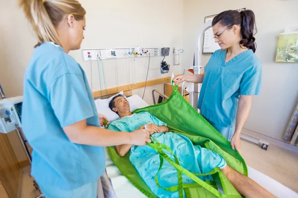 Enfermeras preparando paciente antes de transferirlo en hidráulico Li —  Fotos de Stock