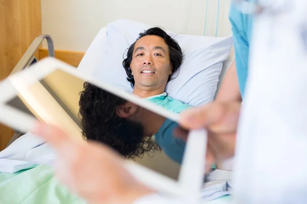 Patient With Doctor Using Digital Tablet In Foreground — Stock Photo, Image